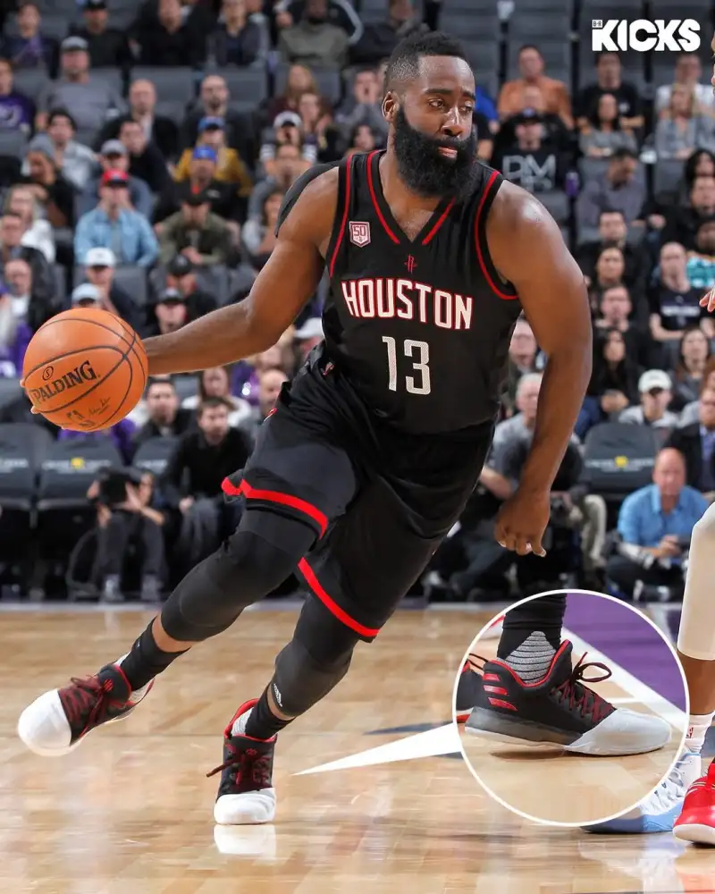 PG Gaming-B/R晒图回顾16赛季球员们穿着的经典球鞋:一起踏上回忆之旅