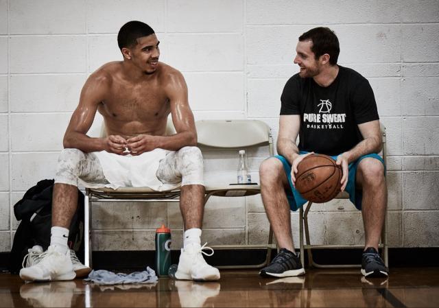 1660488721761086181.jpg PG电子娱乐官网下载-塔图姆开启特训!王牌训练师:提升破包夹能力